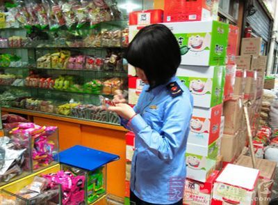 杭州現場抽檢兒童食品 樂熊牌香菇牛肉過期被查