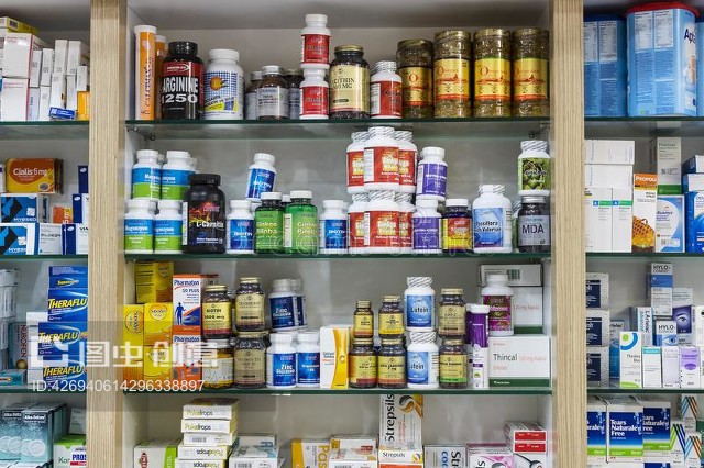 藥房櫥柜里有藥品和藥品片劑和食品添加劑Pharmacy cabinets with medicines and drugs tablets and food additives